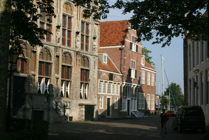 Rådhuspladsen i Veere med de gamle bygninger. Veere er en flot, velbevaret by og bygningerne er ca. 450 år gamle. 