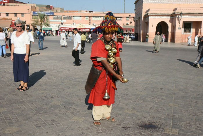 En af vandbærerne/sælgerne på plads Jemaa el Fna i Marrakech. Det er lidt for turisterne, men man ser af og til de lokale får et bæger vand fra dem. Vi skulle ikke nyde noget.