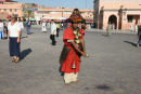 En af vandbærerne/sælgerne på plads Jemaa el Fna i Marrakech. Det er lidt for turisterne, men man ser af og til de lokale får et bæger vand fra dem. Vi skulle ikke nyde noget.