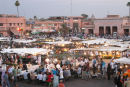 Udsigten oppe fra restaurant Argana og ned over plads Jemaa el Fna i Marrakech. Der var fyldt med mennesker, der lige skulle have lidt at spise eller drikke. Sikken et leben.
