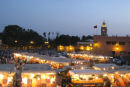 Plads Jemaa el Fna i Marrakech i skumringen set oppe fra restaurant Argana. I forgrunden ses boder med tørrede frugter og friskpresset juice. I baggrunden Koutoubia minareten.