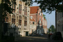 Rådhuspladsen i Veere med de gamle bygninger. Veere er en flot, velbevaret by og bygningerne er ca. 450 år gamle. 