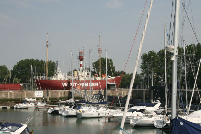 Jachthaven Royal Belgian Sailing Club i Zeebrugge med fyrskibet West Hinder. Fyrskibet er indrettet som museum.