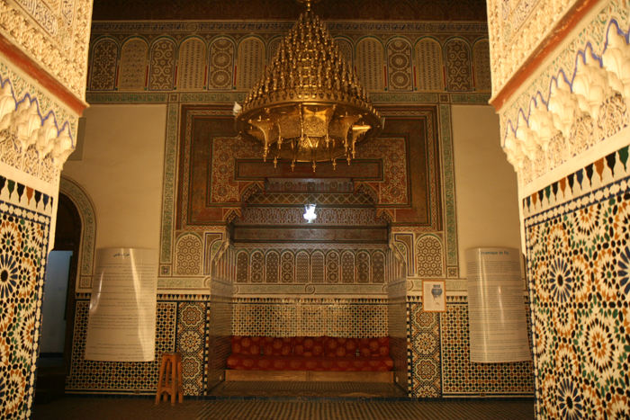 En af de tidligere ”stuer” i museet i Marrakech. Alle vægge var udsmykket med mosaikker eller flot udskåret cedertræ.