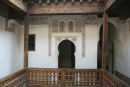 Koranskolen Ben Youssef Medersa i Marrakech havde plads til ca. 800 elever. Her en af afsatserne oppe på elevgangen. Skolen er grundlagt af Merenid Sultan Abou el Hassan.