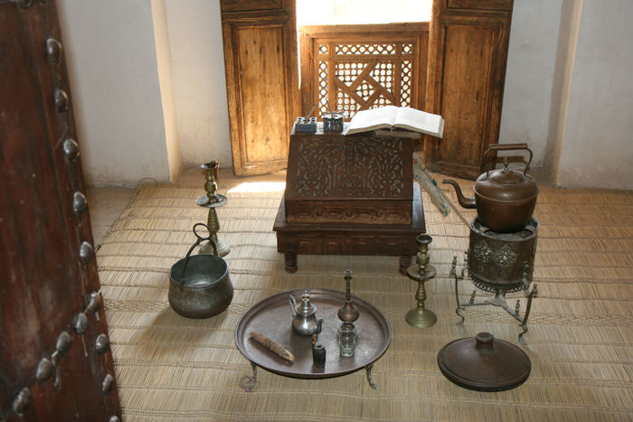 Nogle af de små kamre på koranskolen Ben Youssef Medersa i Marrakech var indrettet med noget af det oprindelige inventar.