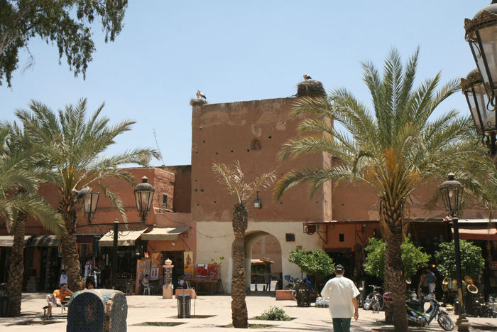 Plads Ferblantiers i Marrakech. Det er Bab (port) Berrima, der ses i baggrunden. Hele medinaen i Marrakech er omkranset af en høj mur med et utal af porte.