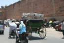 Det er med at holde tungen lige i munden, når man færdes i den gamle bydel i Marrakech. Det vrimler med hestevogne, knallerter, gående og biler. Fodgængere er ikke fredet her.