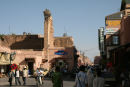 Rue de la Kasbah i Marrakech. Bemærk storkereden oppe på toppen af muren. 