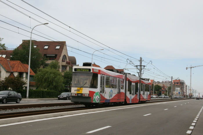 Tram, en sporvogn der kører langs hele den belgiske kyst, fra Holland i nord til Frankrig i syd. Om sommeren er der 10 minutters drift.