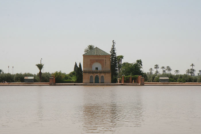 Jardin de la Menara i Marrakech. Der er sat tribune op i modsatte ende, så man kan sidde og nyde søen, bygningen og bjergene med sne i baggrunden, men kun om vinteren, når det er klart.