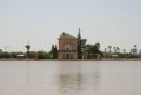 Jardin de la Menara i Marrakech. Der er sat tribune op i modsatte ende, så man kan sidde og nyde søen, bygningen og bjergene med sne i baggrunden, men kun om vinteren, når det er klart.