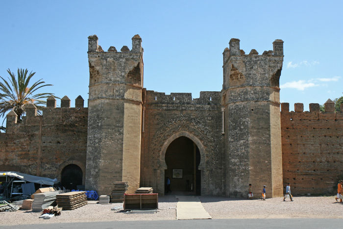 Porten ind til Chellah i Rabat, også kaldet Chellah Necropolis. Porten er monumental, ikke et forsvarsværk, da de mereniderinske grave ikke indeholdt værdigenstande.