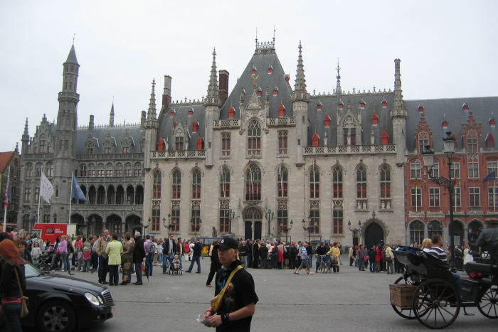 Der er to store pladser i Brügge. Her besøger vi Grote Markt, eller bare Markt, som den kaldes. Bygningen huser Flanderns provinsregering.