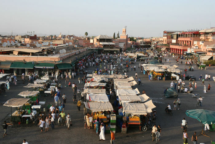 Djemaa el Fna pladsen i Marrakech. Det var en lidt anden oplevelse her under ramadanen. Sidst vi var her, var der mange flere mennesker og meget mere liv.