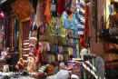 Souken i Marrakech. Det er en meget stor souk delt op i afdelinger alt efter, hvad der fabrikeres og handles med. Her er det stoffer, der sælges.
