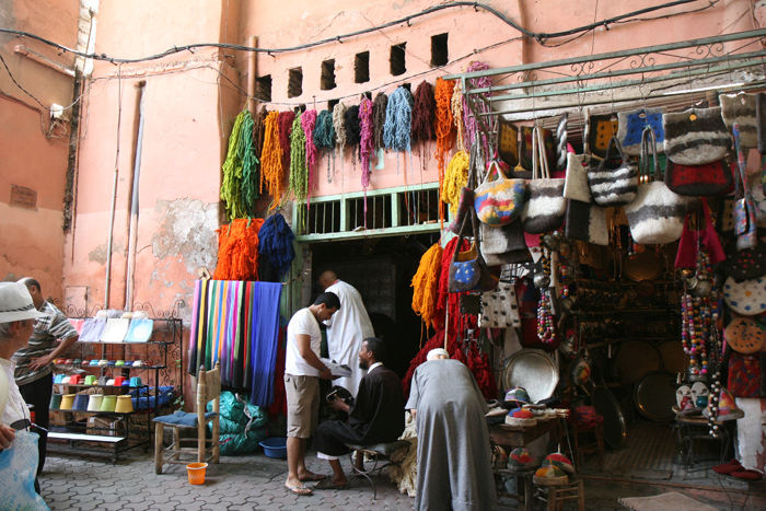 Farvernes afdeling i Marrakech - Souk des Teinturiers, hvor der farves uld og silke. Det er et af de sidste steder, hvor der farves efter de gamle metoder, efter at den i Fés er lukket.