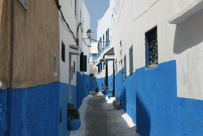 En af gaderne i Kasbah des Oudaía i Rabat. Næsten alle huse er malet blå forneden og kasbah’en er kendt for sine flotte døre.