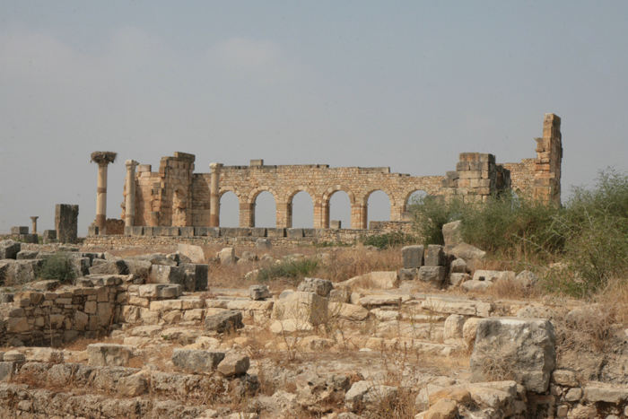 Volubilis, en romersk ruinby nord for Meknes. Ruinbyen ´dækker et stort område og ligger højt med en flot udsigt. Her ruinerne af Basilikaen.