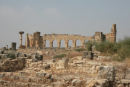 Volubilis, en romersk ruinby nord for Meknes. Ruinbyen ´dækker et stort område og ligger højt med en flot udsigt. Her ruinerne af Basilikaen.