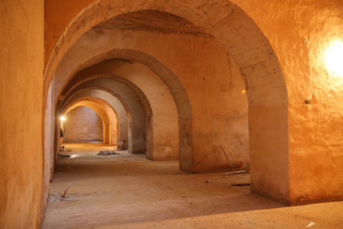 Under den ubarmhjertige tyran – Sultan Moulay Ismail, blev der anlagt kæmpe underjordiske fængsler, hvor fangerne, der arbejde med at bygge paladser i Meknes, blev drevet ned om natten.