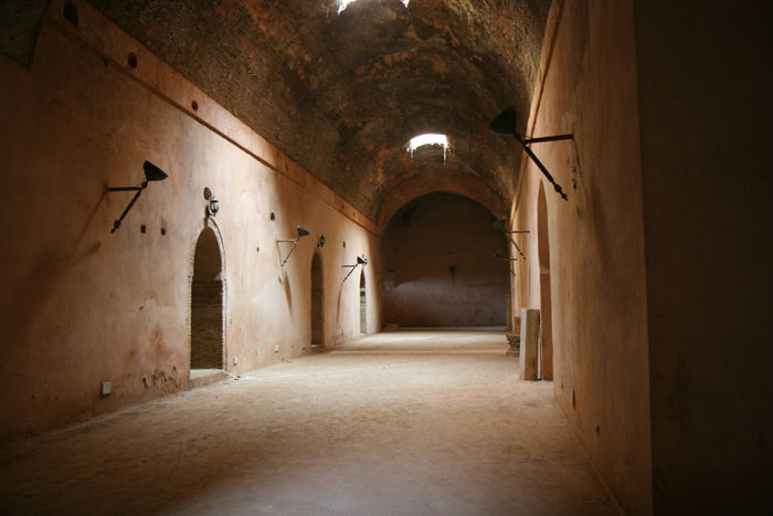 Heri el Souani i Meknes, nogle højt hvælvede kamre, som blev brugt til kornlagre og opbevaringsrum. Kamrene er enorme, Moulay Ismail var altid klar til en belejring eller tørke. 