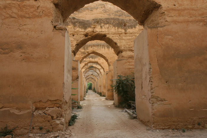 I forbindelse med Heri el Souani i Meknes findes der nogle enorme stalde til heste. Staldene kunne rumme flere tusinde heste og deres ryttere. 