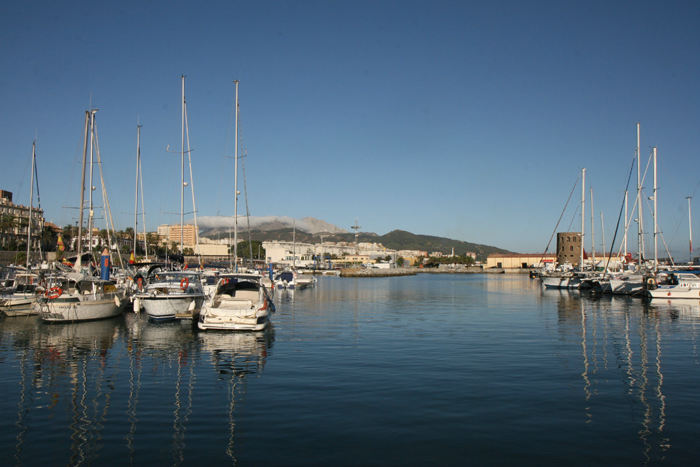 Marinaen i Ceuta, den spanske enklave i Marokko lige over for Gibraltar. Om morgenen var bjergtoppene i baggrunden indhyllet i skyer.  