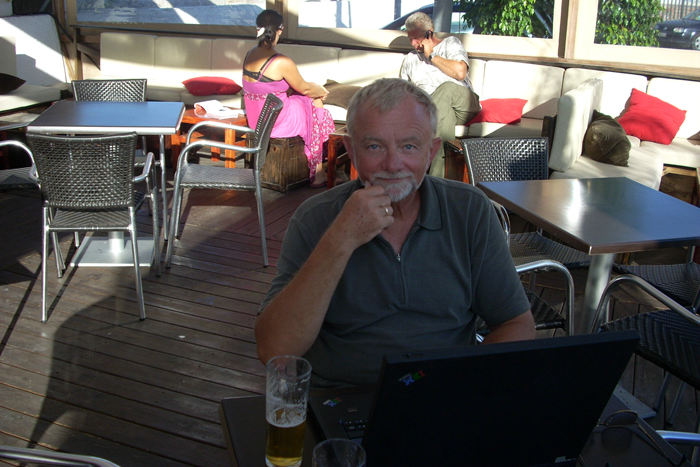 Vi måtte op på den nærliggende bar for at få en øl. Skibet var tørlagt på grund af ramadanen i Marokko, og forretningerne i Ceuta var lukket på grund af helligdag, da vi kom dertil. (Foto Launy)