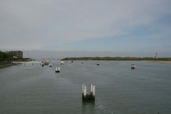 Den meget lange indsejling ind til Nieuwpoort; som sagt er indsejlingen beskyttet af lange moler, så der er ingen problemer med anløb selv i frisk vind. 
