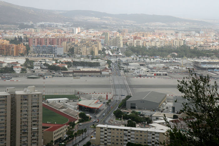 Udsigten oppe fra Gibraltar klippen ind over La Línea i Spanien. Vejen fra Gibraltar til Spanien krydser flyvepladsens startbane.
