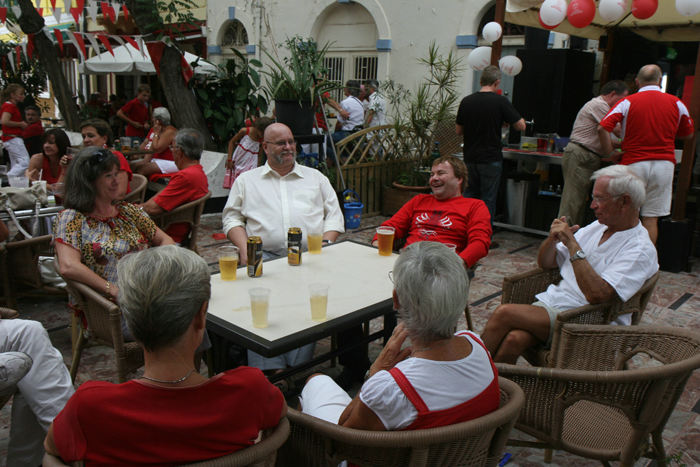 Der er fest og musik i byen under deres nationaldag. Her mødtes vi med FTLF’s kontaktpersoner i Gibraltar – Jens og Hanne, samt nogle af deres bekendte. 