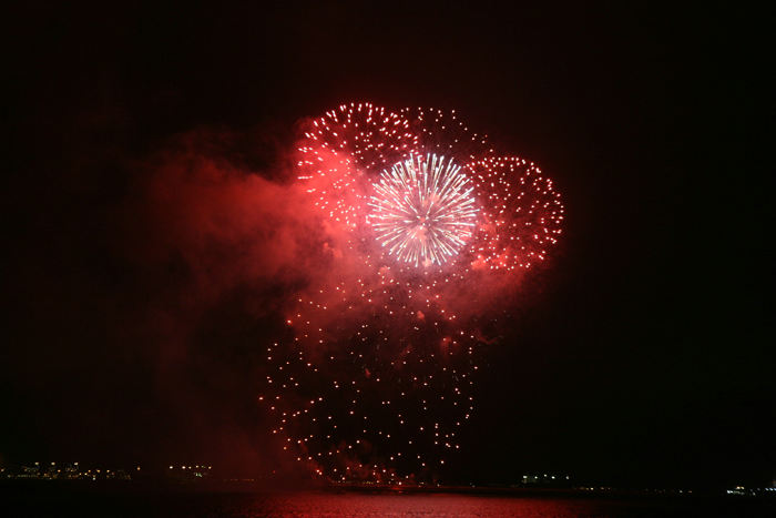 Som afslutning på festlighederne i forbindelse med Gibraltars nationaldag blev der afholdt et kæmpe festfyrværkeri ude fra den ene mole. Vi havde første parket til fyrværkeriet.