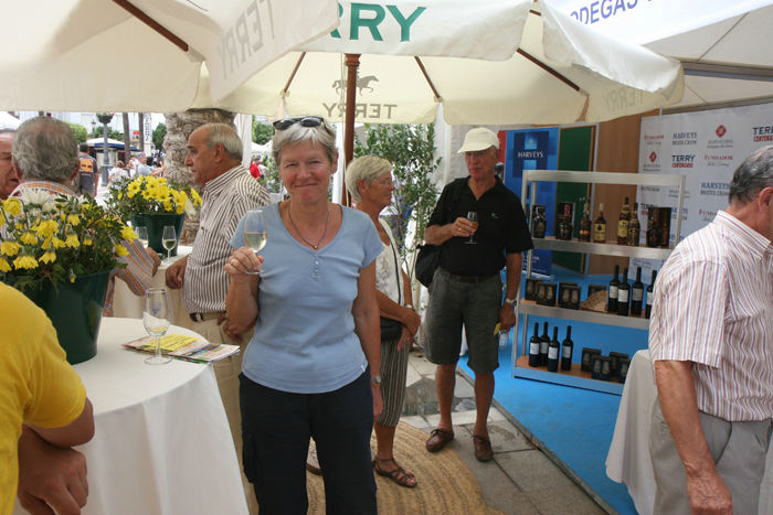 Der var sherryfestival i Jerez, da vi besøgte byen; oppe på torvet havde de forskellige bodegaer telte, hvor man kunne smage deres produkter. Her smagte vi sherry fra Terry.