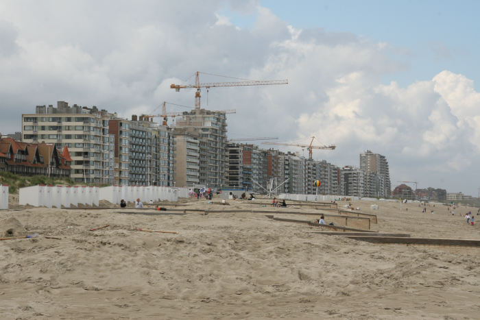 Nieuwpoort-Bad - en ferieby, der ligger ved indsejlingen til Nieuwpoort. Næsten hele Belgiens kyst er bebygget med store feriehoteller.  