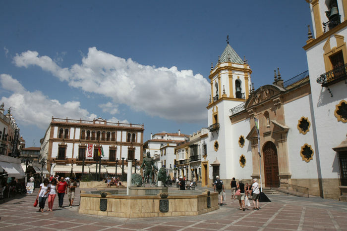 Plaza del Socorro i bydelen Mercadillo i Ronda. En flot plads med en af de mange kirker, der findes i hver by.