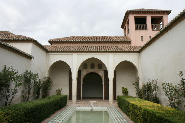 Alcazaba i Málaga havde sin storhedstid omkring 1060 og var ikke kun en fæstning, men også et slot med svalende skygge i patioerne. Her Patio de la Alberca – pool. 