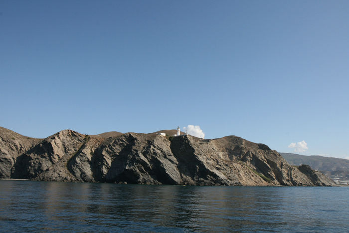 Cabo Sacratif på turen fra Marina del Este til Almerimar. Vi havde de sidste dage sejlet langs en flot klippekyst, men det ændrede sig lige efter denne pynt.