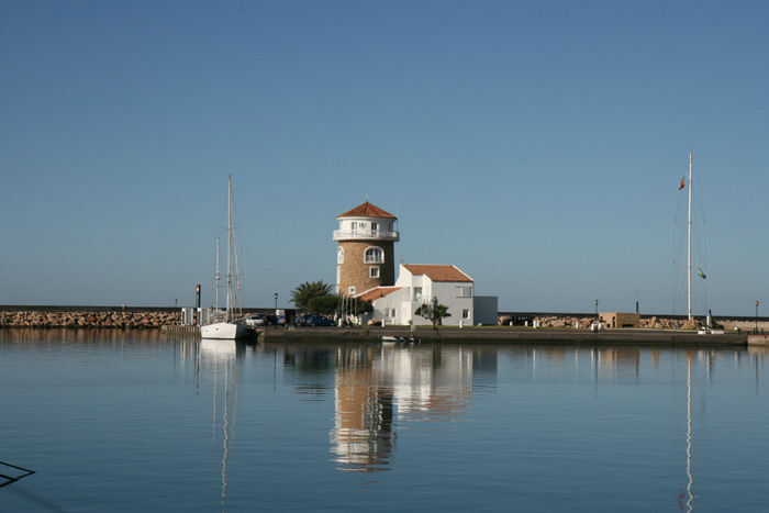 Havnekontoret i Almerimar. Det er en af de mest rolige havne, vi har ligget i; der var ikke meget, der kunne få båden til at gynge. Den er meget brugt som overvintringshavn.