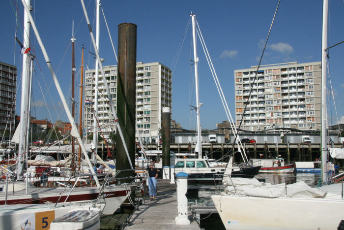 Vi var meget glade for, at der var flydebroer i Boulogne Sur Mer. Vi er i et område med meget stor forskel på høj- og lavvande. Her lavvande. Læg mærke til Inge Lise.