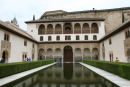 Alhambra – Patio de Arrayanes. Bassinet er omkranset af myrtehække, og buerne spejler sig i vandet. 