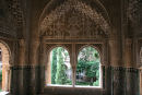 Alhambra – Palacio Nazaríes. Paladset blev bygget af beskedne materialer (tegl, gips og træ) men fremragende bearbejdet. Alhambra har lidt under forfald og plyndring, men er nu restaureret.