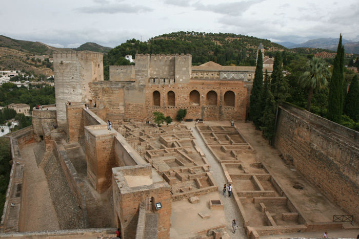 Alhambra-komplekset omfatter mange forskellige borge, slotte. I den vestlige ende findes Alcazaba fra 1200-tallet, noget af det første bebyggelse.