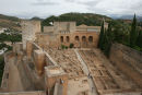 Alhambra-komplekset omfatter mange forskellige borge, slotte. I den vestlige ende findes Alcazaba fra 1200-tallet, noget af det første bebyggelse.