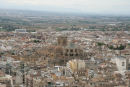 Udsigten oppe fra Alhambra – Alcazaba ned over den gamle bydel af Granada. I midten ses den store katedral.