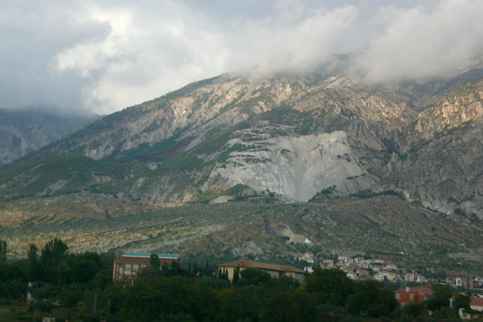 Granada (Alhambra) ligger nord for Sierra Nevada bjergene, så for at komme fra kysten og til Granada måtte vi en tur over bjergene, der rager ca. 3000 meter op. (Foto Niels Jørgen). 