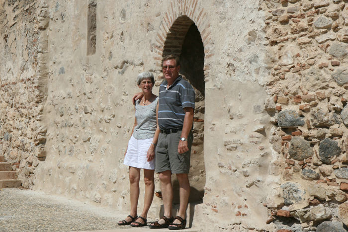 Vore gæster på denne del af turen, skipperindens søster Esther og hendes mand Niels Jørgen, her fotograferet på La Alcazaba i Almería.