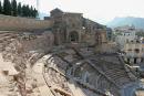 Teatro Romano i Cartagena, med ruinerne af Santa Maria Church, der er delvist bygget ind over det gamle teater. Man har brugt materialer fra teateret til at bygge kirken med. 