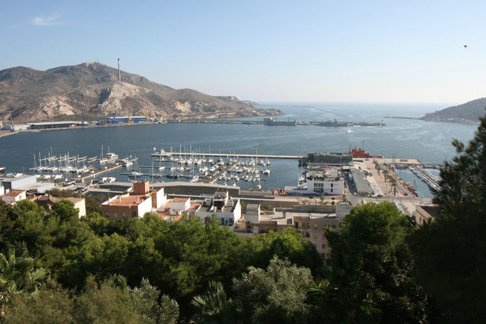 Udsigten oppe fra Castillo de la Concepción ud over havnen i Cartagena. Havnen er omgivet af bjerge på alle sider, kun med en smal indsejling. 