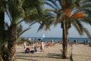 Strandlivet i Alicante midt i oktober måned. Der var mange mennesker ude at bade. I baggrunden ses en ’lille’ 90 fods båd, der var ude for at lufte sejlene. 